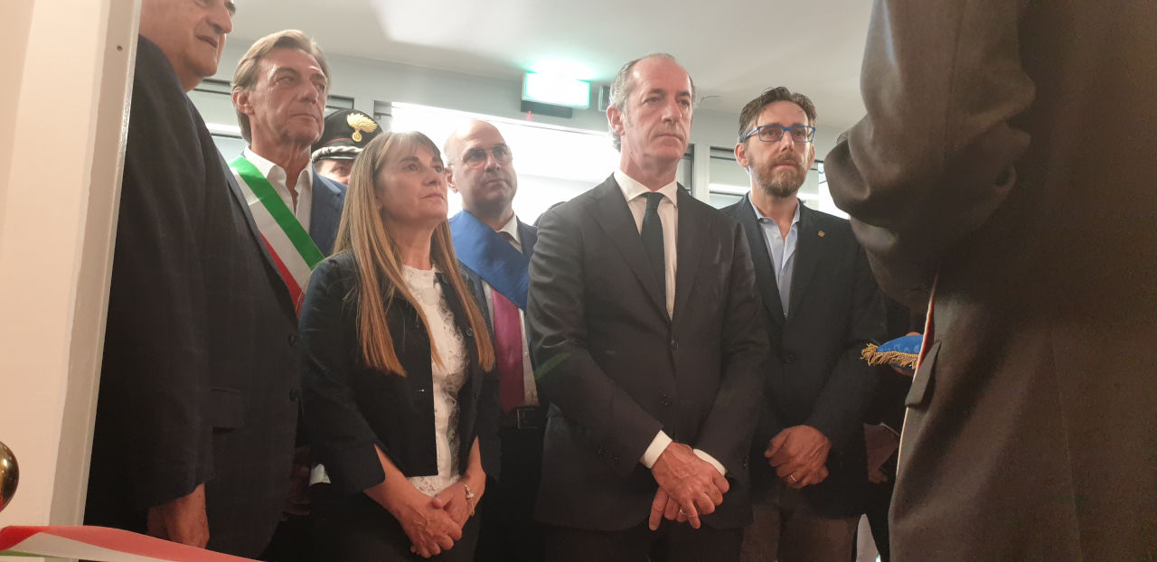 Taglio del nastro nella nuova sede di